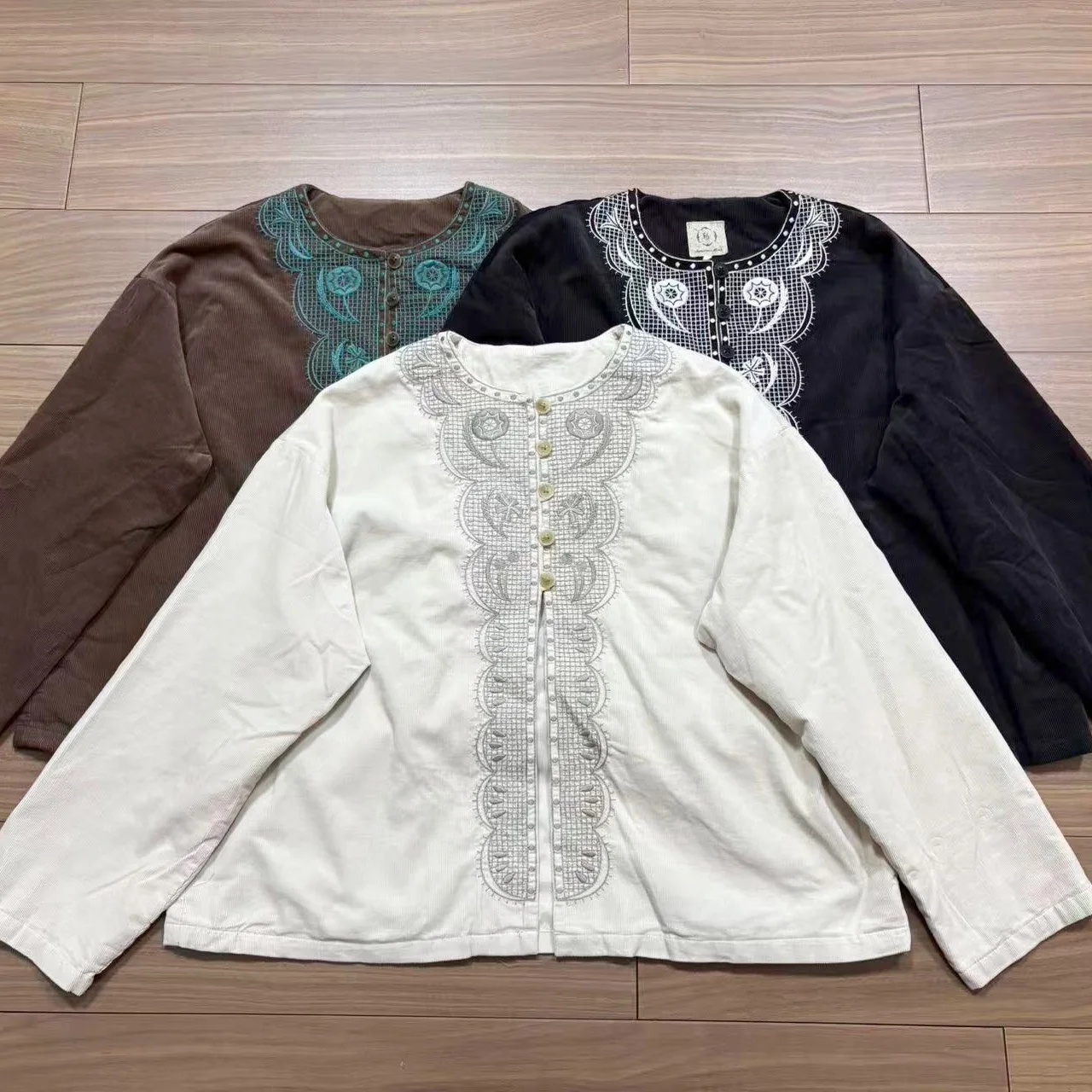刺繍入り コーデュロイ長袖短丈ジャケット ラウンドネック ゆったり 前開き 大人可愛い