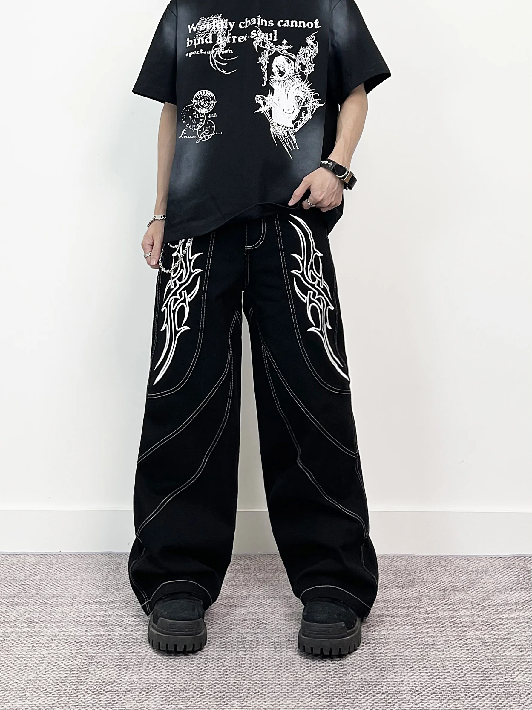 刺繍入りワイドパンツは、どんなシ  ーンで選ぶべき？