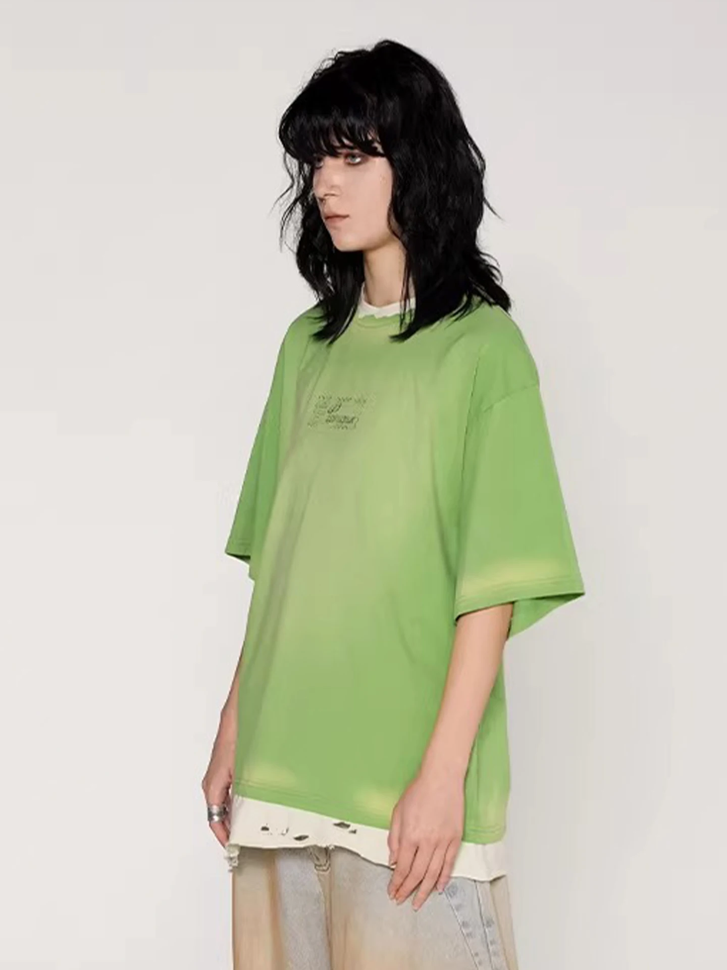 ダメージ加工のグリーンTシャツ：色あせ復活に適したユーズド感デザインの実用性解析