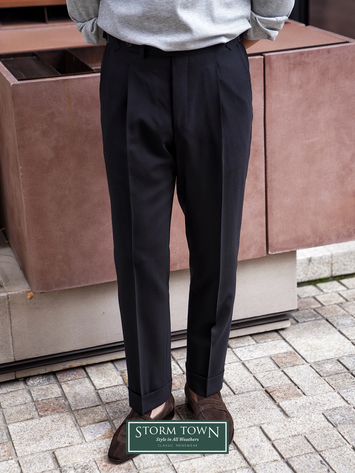 ビジネスジーンズに悩むあなたに、今こそ選ぶべき「高級ウールビジネスパンツ」は？