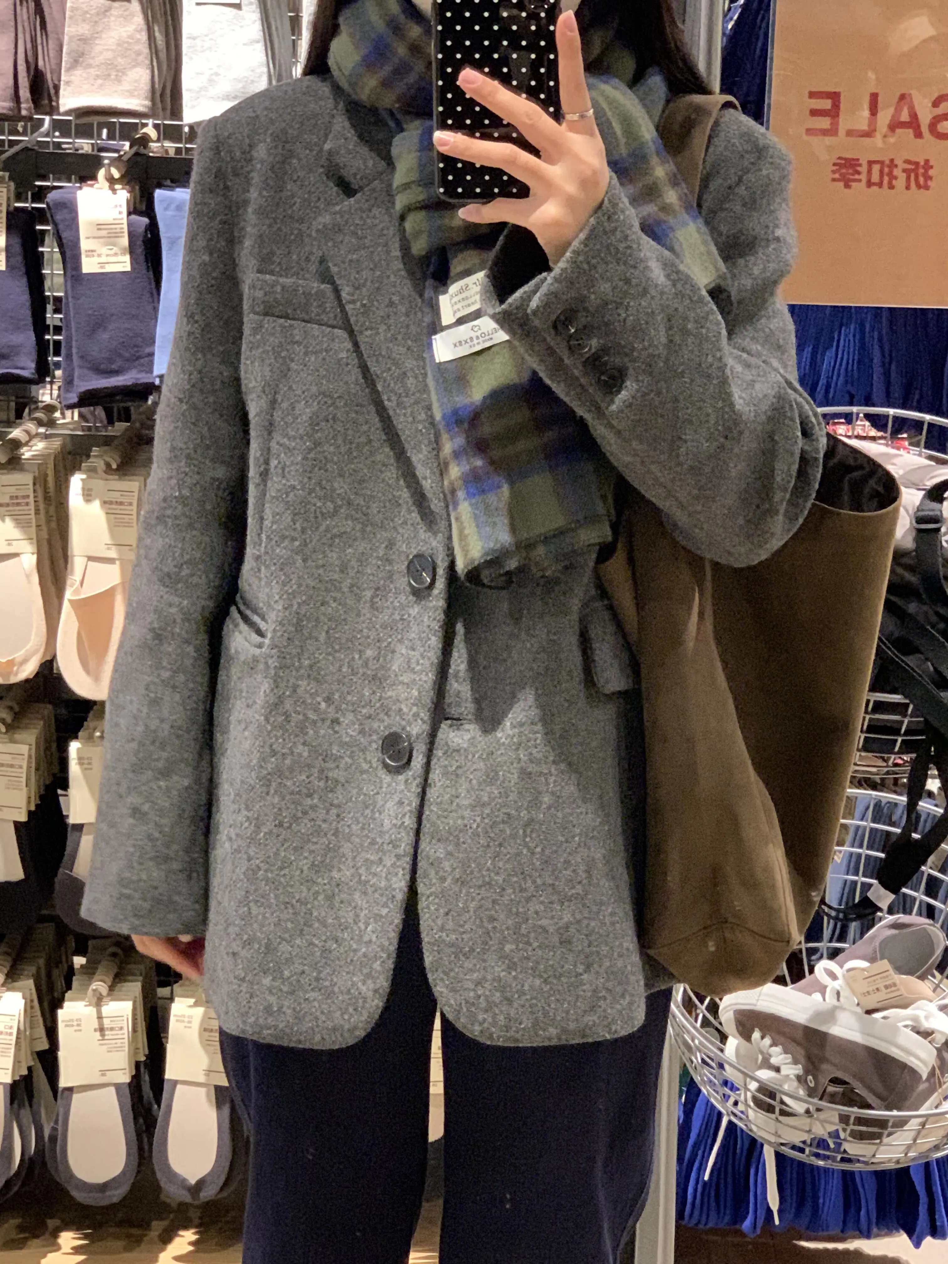 オフィスカジュアルの冬に何を着るべき？40代の女性が選んだ「暖かさとスタイルのバランス」を決める1着