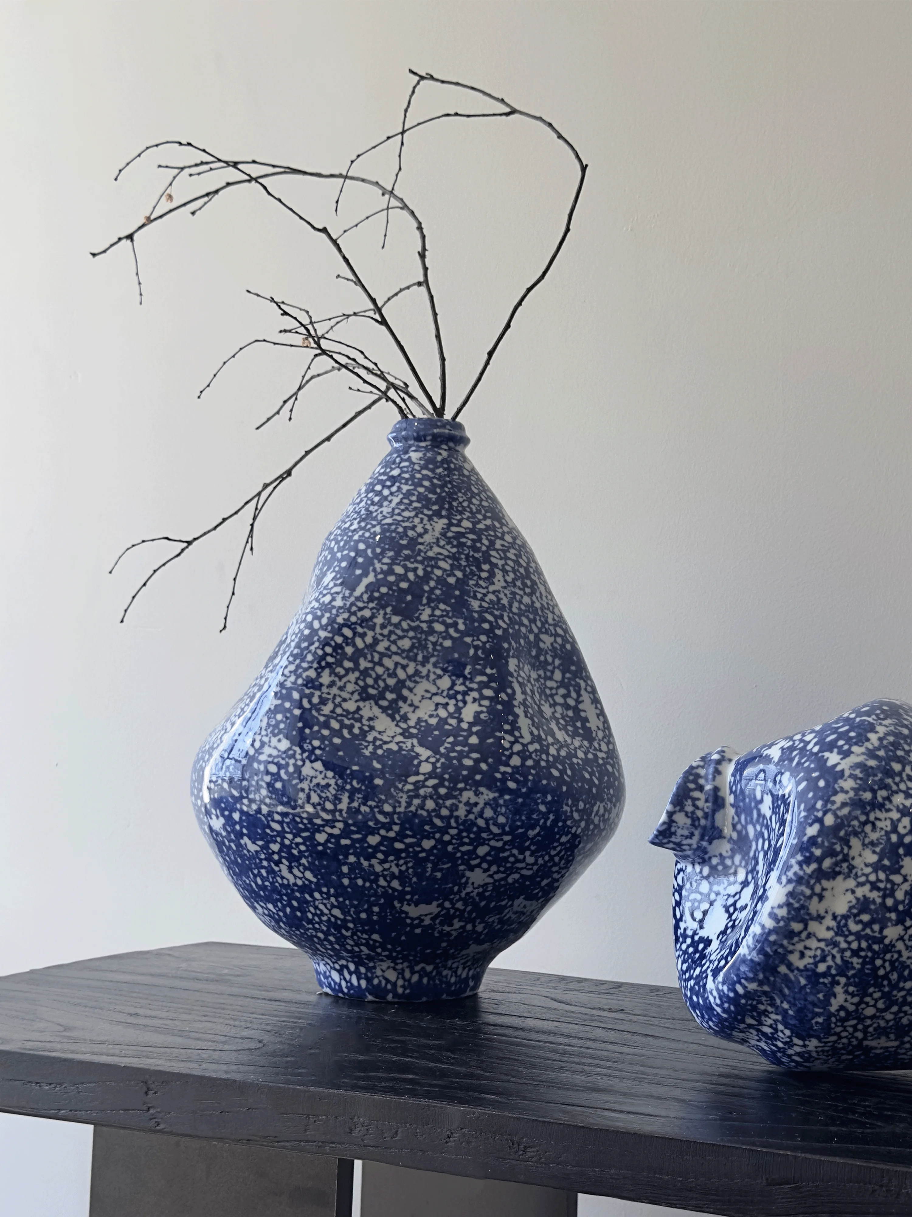 二輪挿し 花瓶 をどう選ぶ？侘寂風の陶器花瓶がもたらす、心の静けさとは