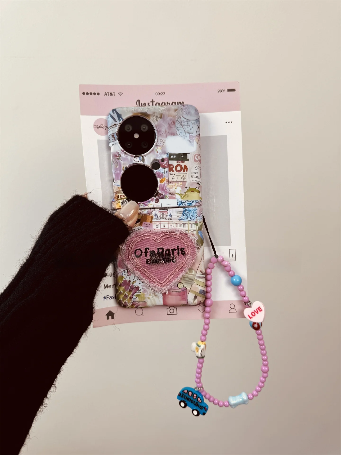 スマホカバー チェキで失敗しない選び方は？アート油絵デザインが人気の理由と、ラインストーンとシンプルケースの違いを解説