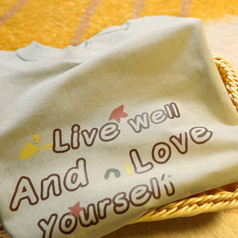 生活を楽しむ方向けのカジュアルなロゴTシャツ：everyday i likeの日常スタイル実現