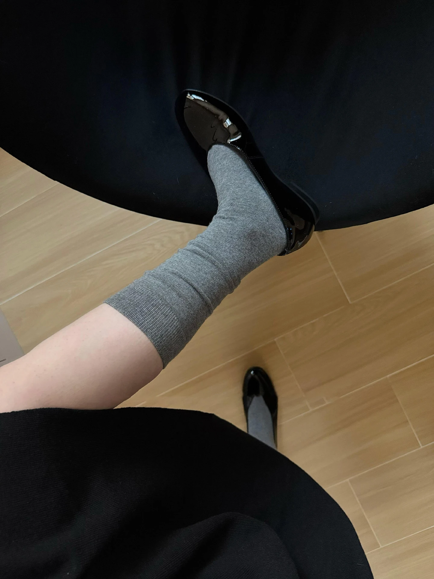 浅灰色小腿ソックスと黒のパンプスのセット：春秋スタイルに最適なシンプルコーデ