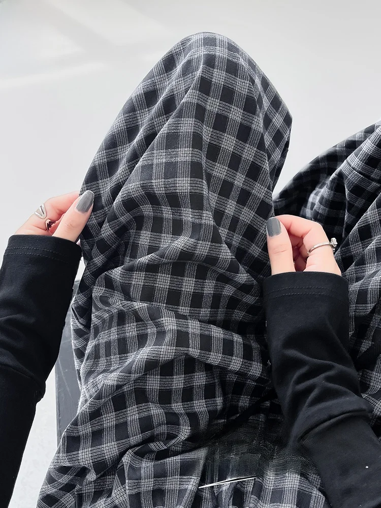 黒白チェックのセンタープレスワイドパンツ：ハイウエストで秋冬に最適なカジュアルスタイル