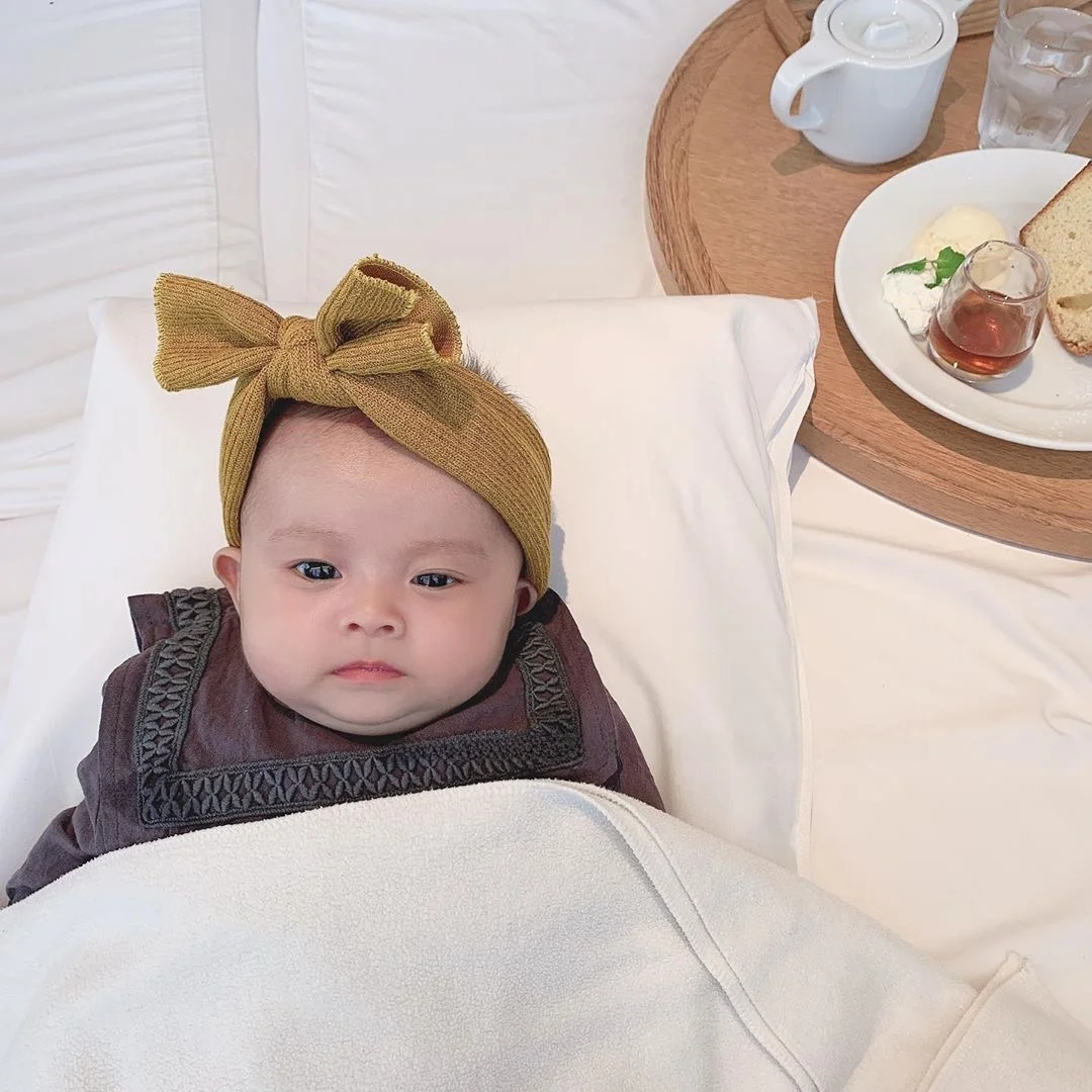 可愛らしいリボン付きベビー用ヘアバンド：1歳女の子の誕生日プレゼントとしての長く使える実用性