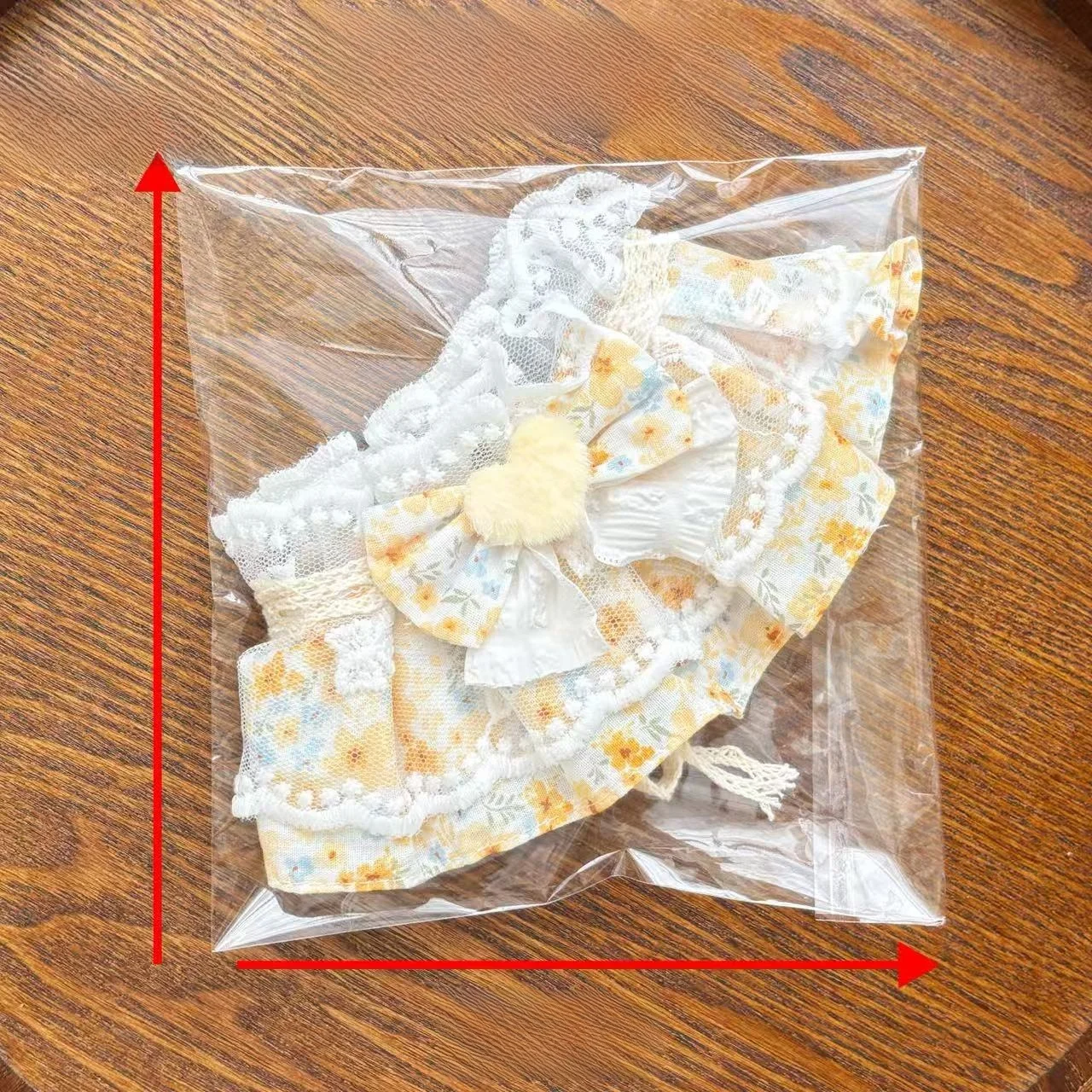 ペット用フラワー柄レースネックウォーマー：猫に最適な保温機能と可愛らしさのバランス