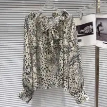 春季新作おしゃれなフリルネックヒョウ柄シフォンシャツ【PUレザーミニスカート・女性用】（セットアップ対応）