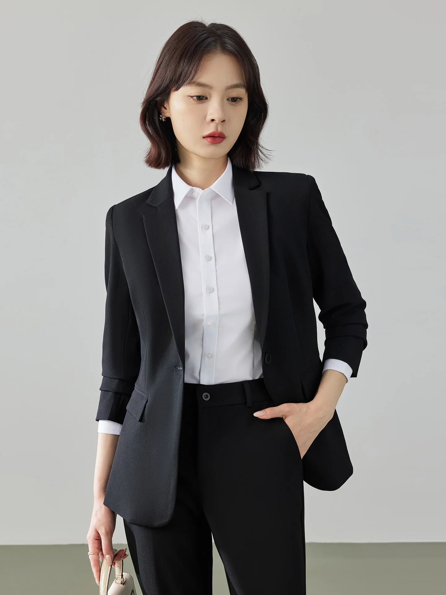 女性スーツの着こなしに迷うなら、 この1着で解決できる？