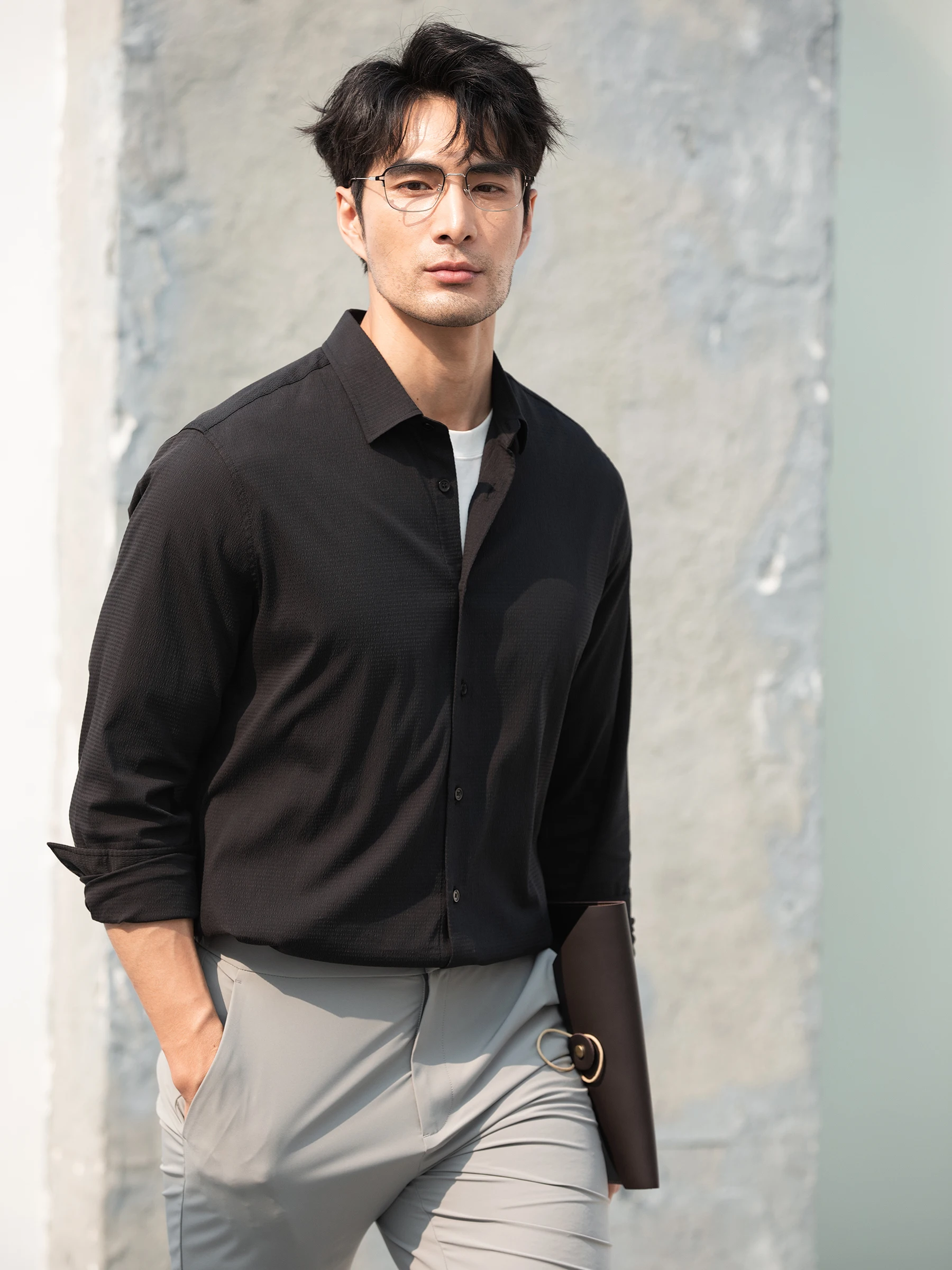春コーデ メンズ | 伸縮性とビジネスカジュアルのバランスを実現する長袖シャツ