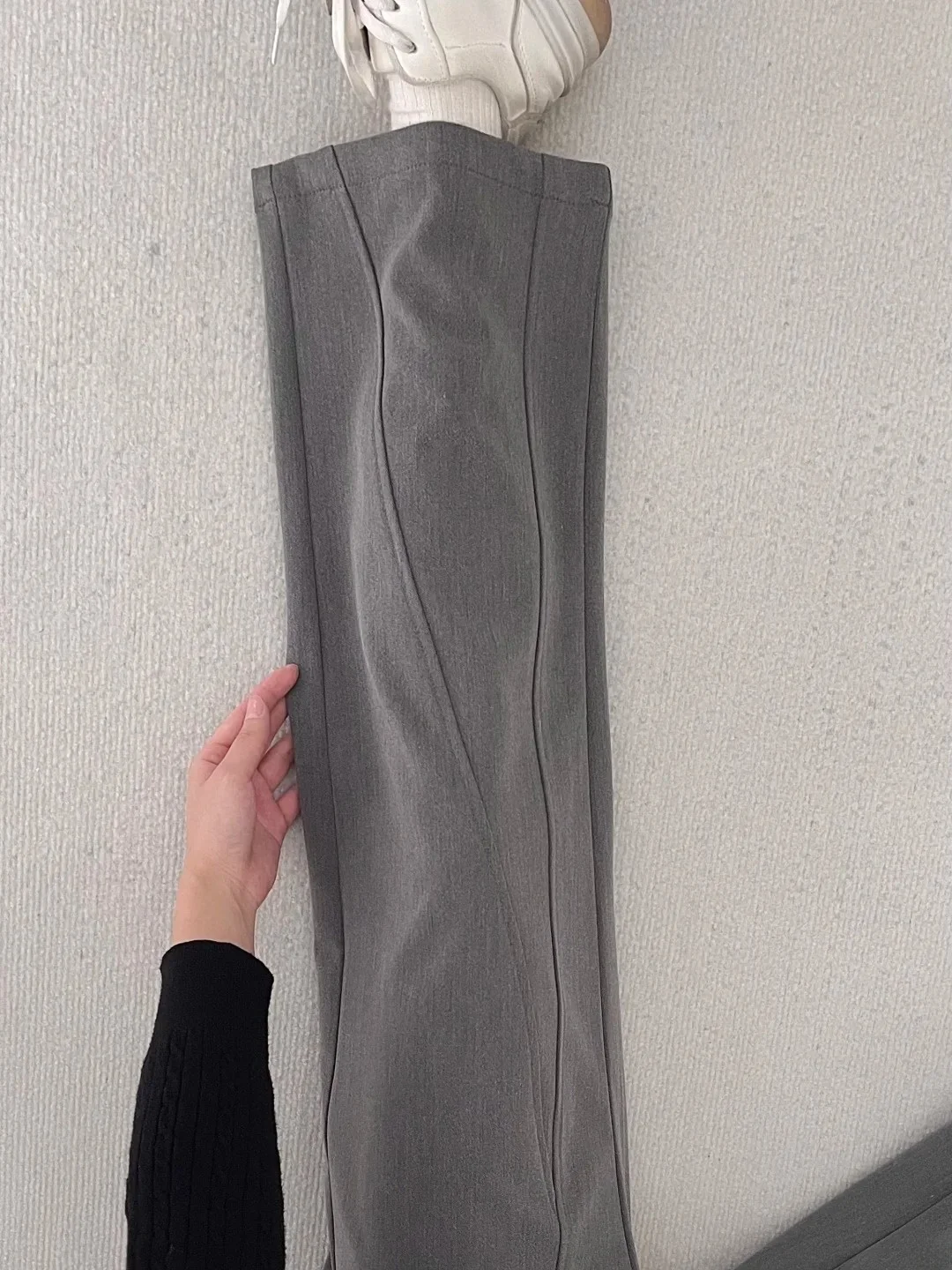 グレーの大きいサイズのパンツ：ストレートで長めの丈が実用的な通勤スタイルを実現
