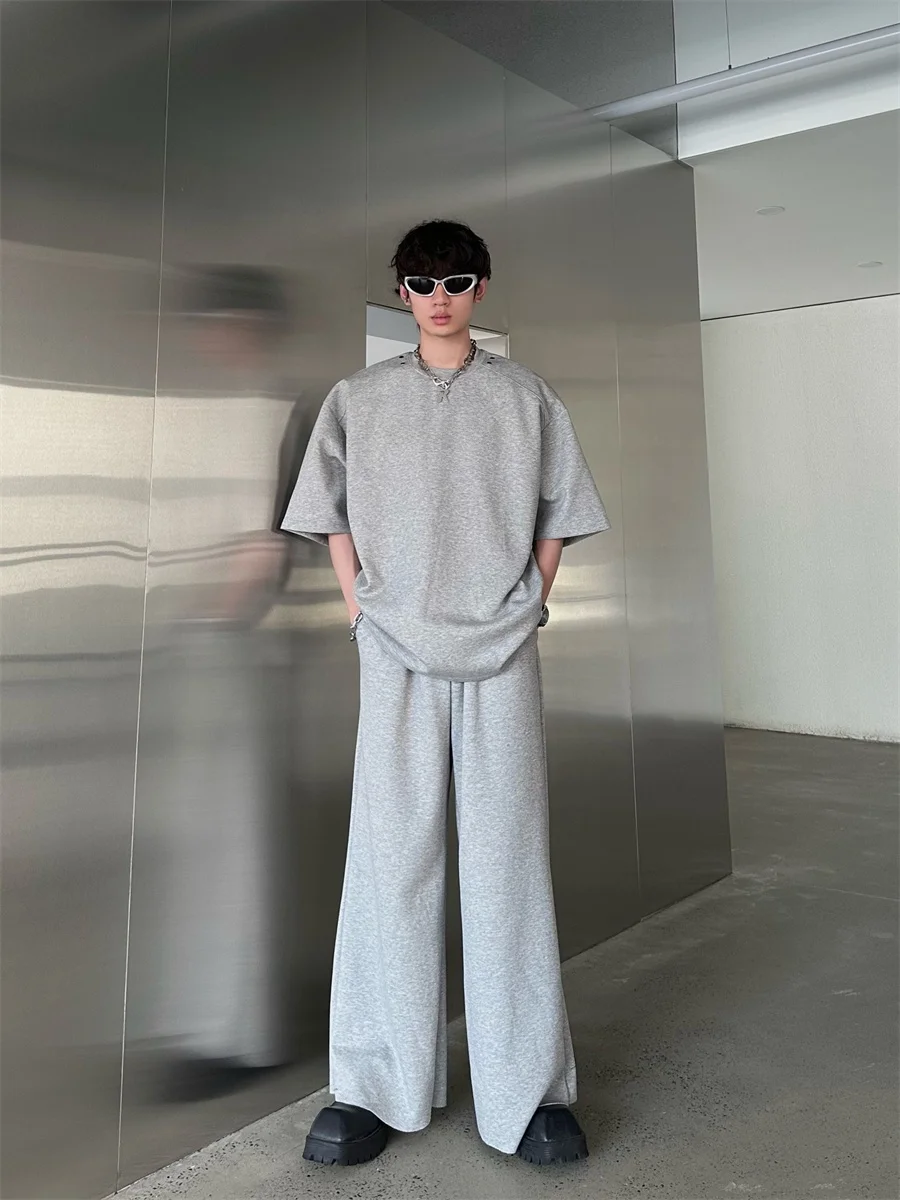 メンズ夏用カジュアルセット：立体ロゴ短袖とストレートパンツの実用性と季節別着こなし