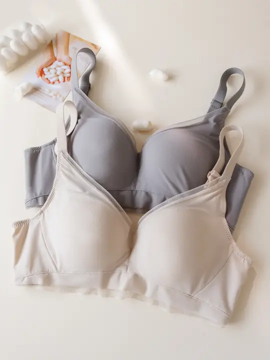 透けにくいデザインのシルクブラジャー【極上の柔らかさ・小胸向け・サポート機能付き】
