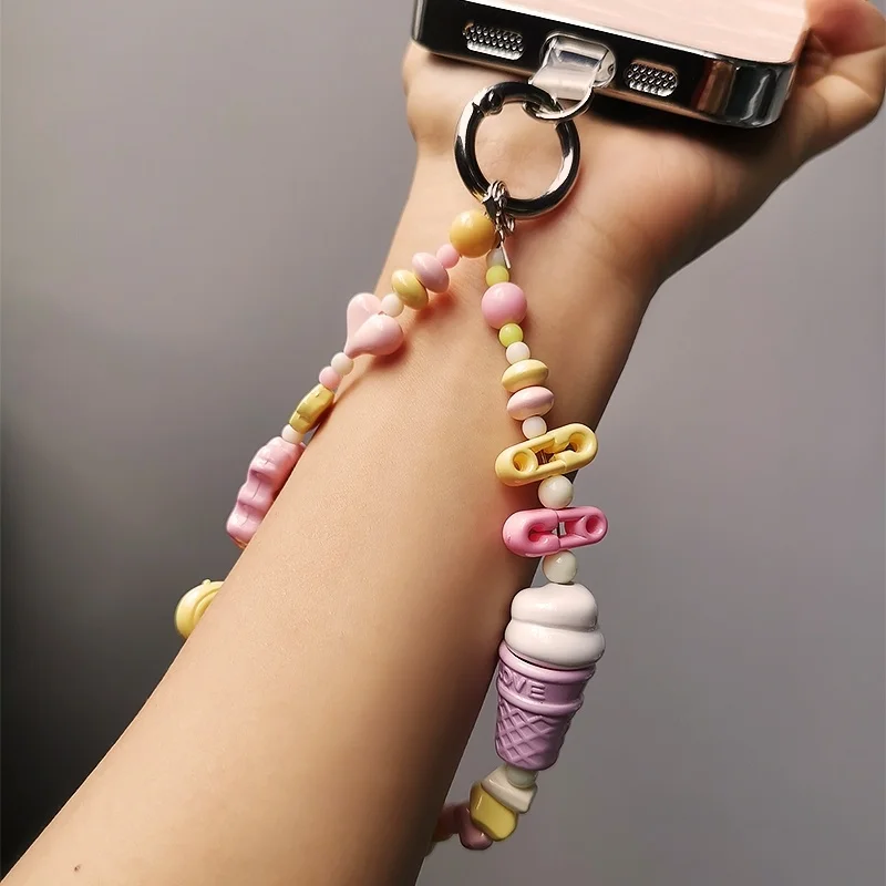 グッズを飾るなら、スマホストラップで部屋の雰囲気を変える方法は？