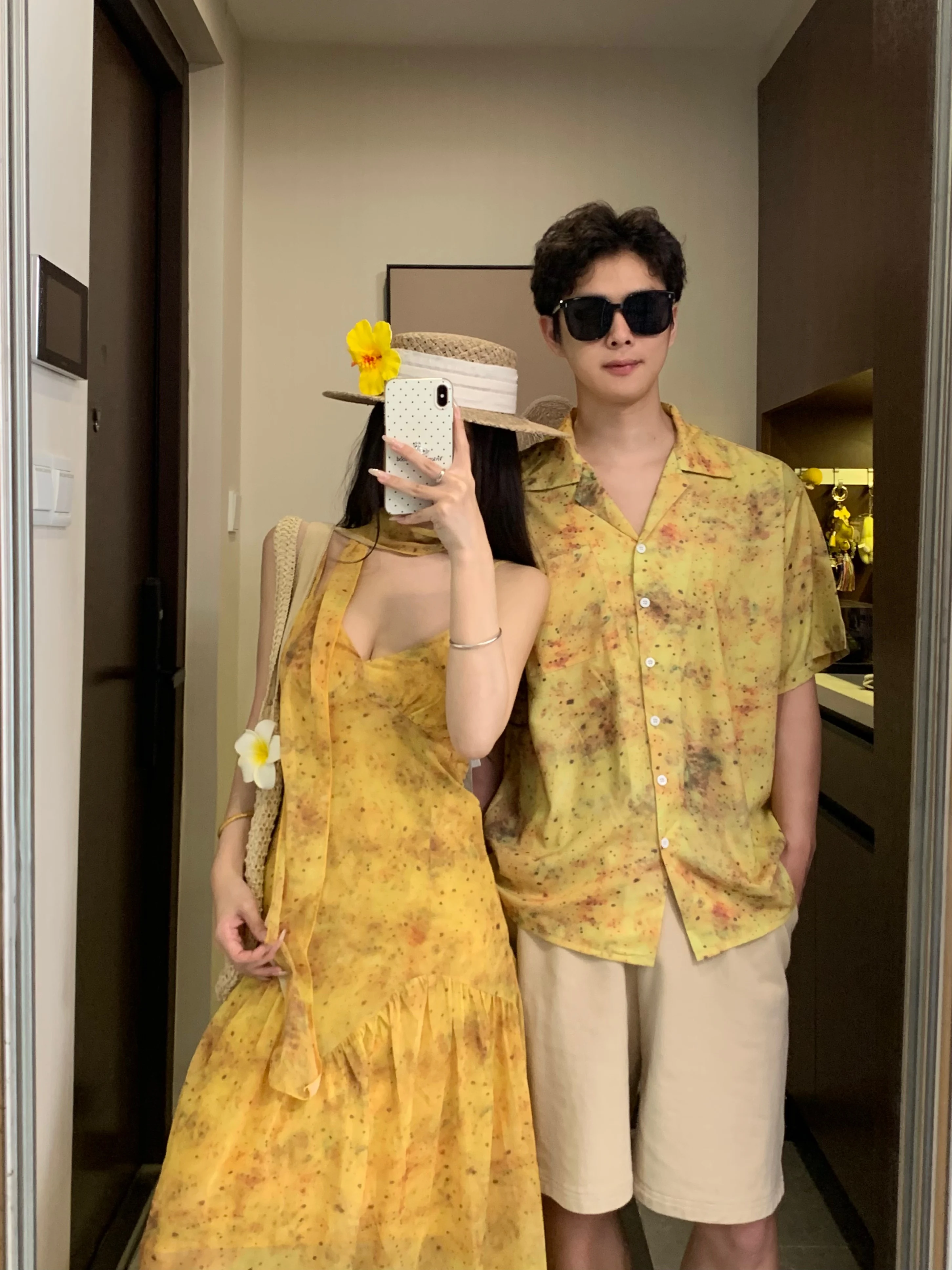 夏向けカップルコーデ：イエローグラデーションフラワープリントロングスカートとトップスの使い方