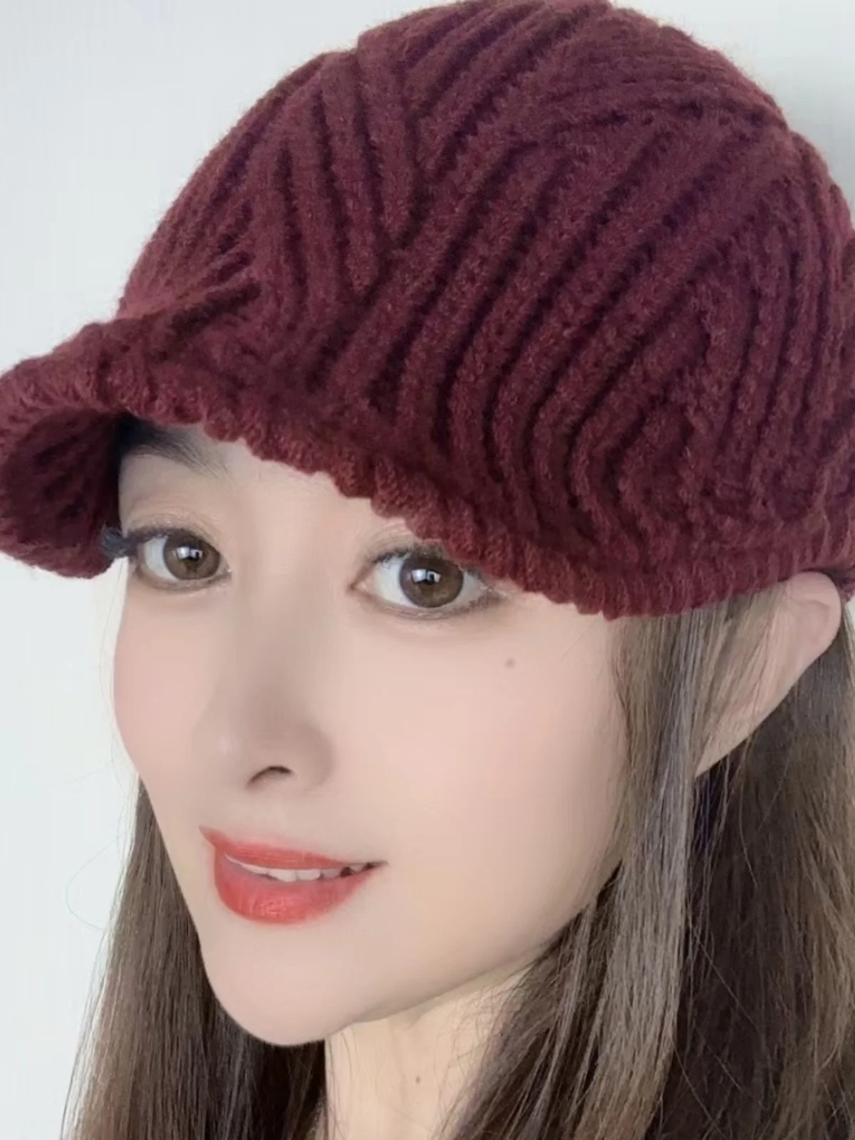 オシャレな手編みキャスケット帽：顔型補正と白髪隠しを実現する女性向け四季通用の遮陽帽