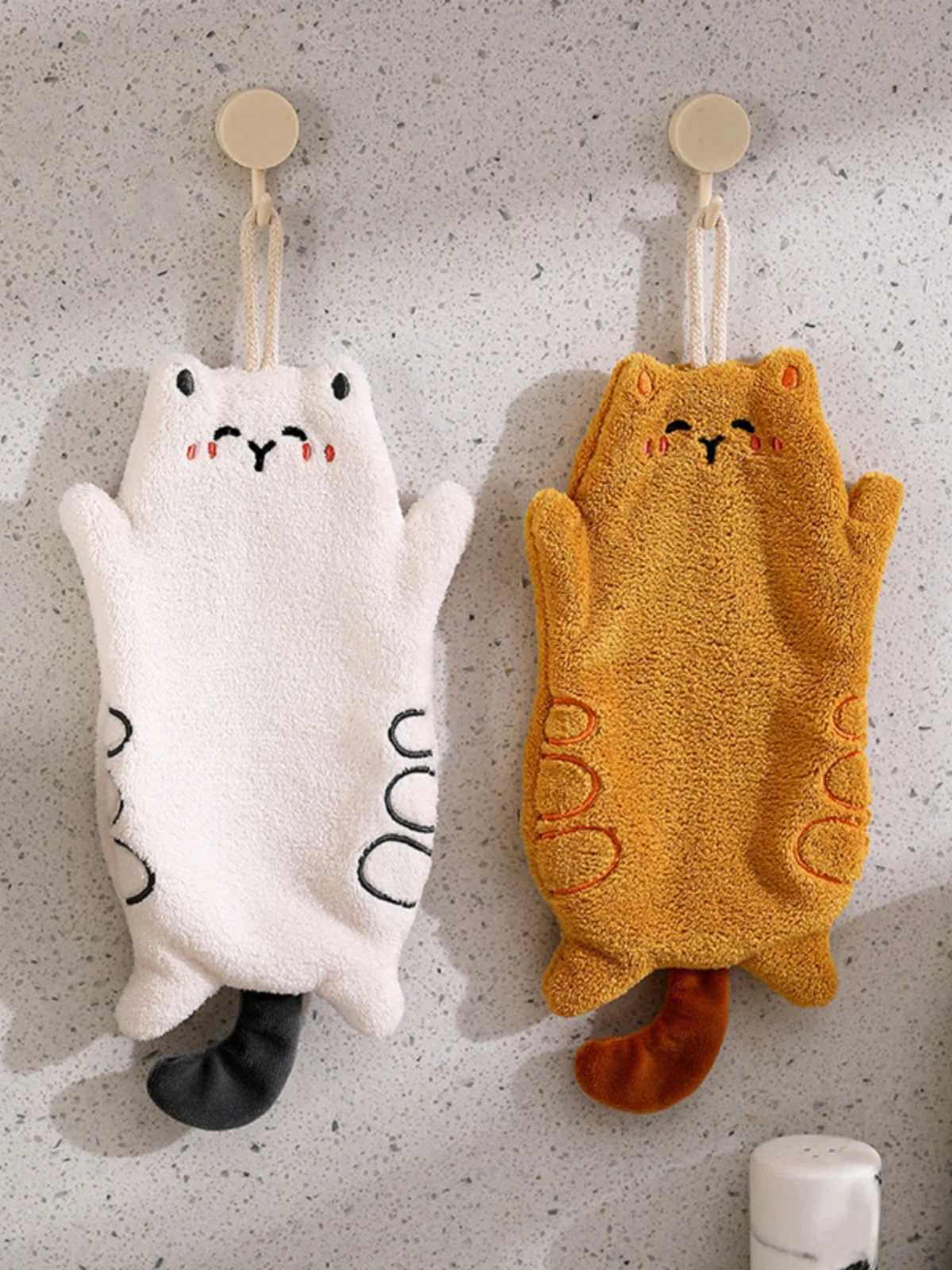 お風呂に猫をつけるのは安全か？それとも、猫がお風呂に入れるようにするための「手拭きタオル」が本当の解決策なの？