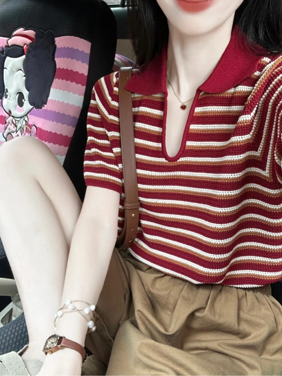 赤いストライプのニット半袖Tシャツ：通勤風  のゆったりデザインで夏を快適に