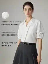 フレンチデザインのVネックショートスリーブブラウス【女性用・夏向け・上品な印象】