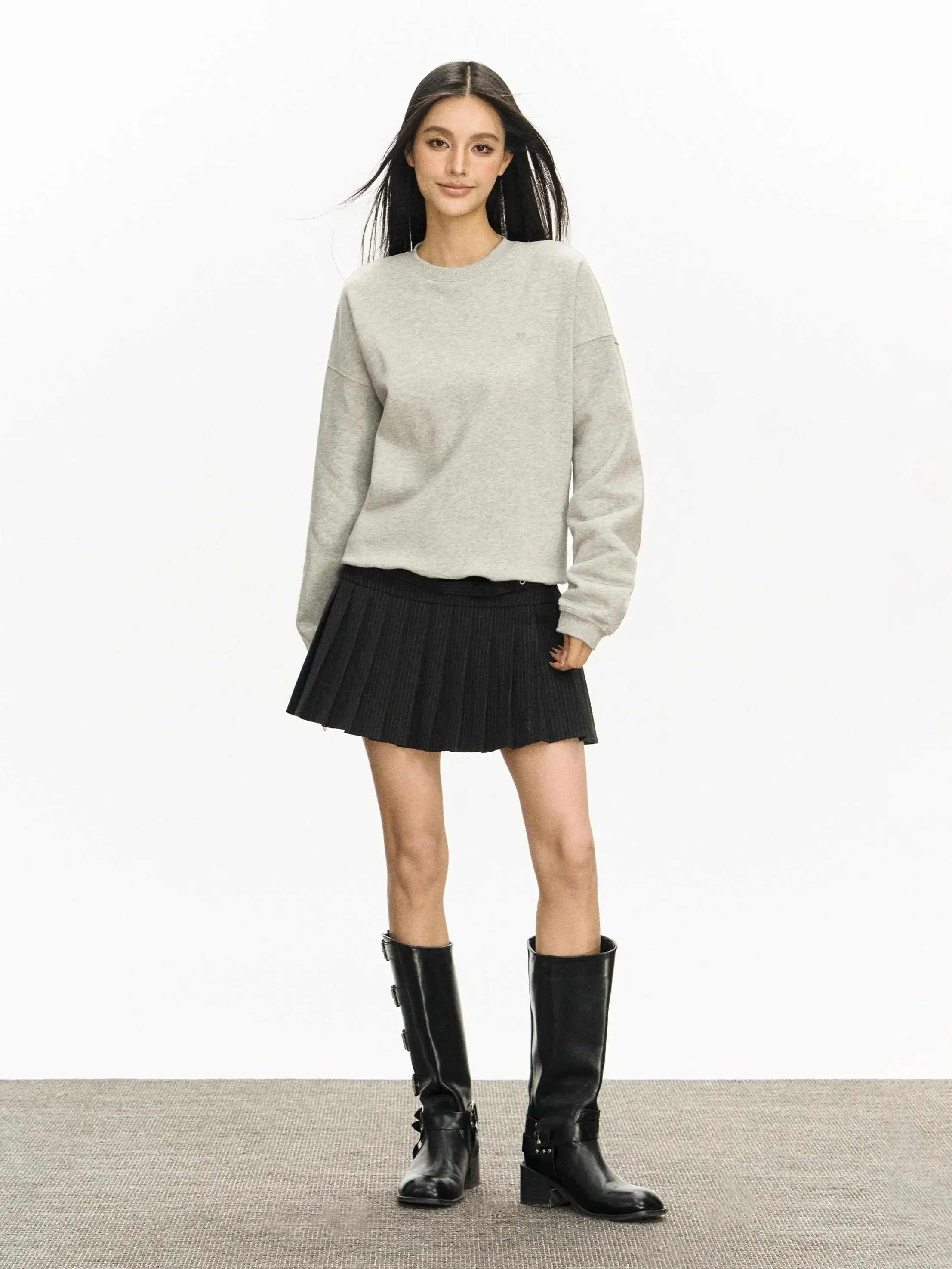 大人可愛い服 50代コーデ | シンプルな無地プルオーバーで実現する自然な大人の可愛さ