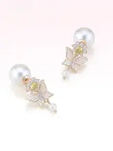 春の花と水をテーマにした水晶バタフライとパールのピアス【高級感あるデザイン】