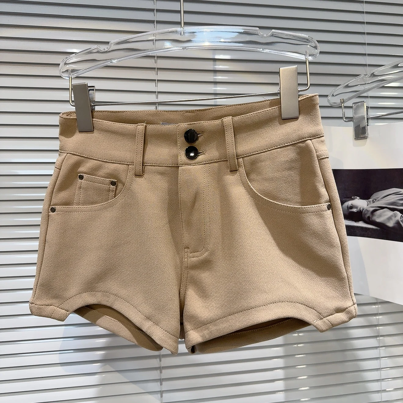 美しいラインのアシンメトリックショートパンツ：レトロアメリカンスタイルで女性らしい着こなしを実現