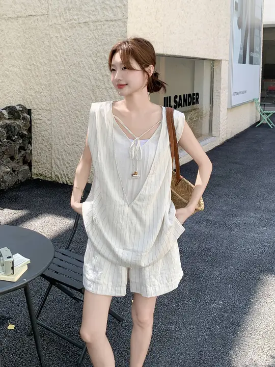 米白色の軽やかなストライプシャツとショートパンツ【前後着用・したシルエット・夏用】（セットアップ対応）