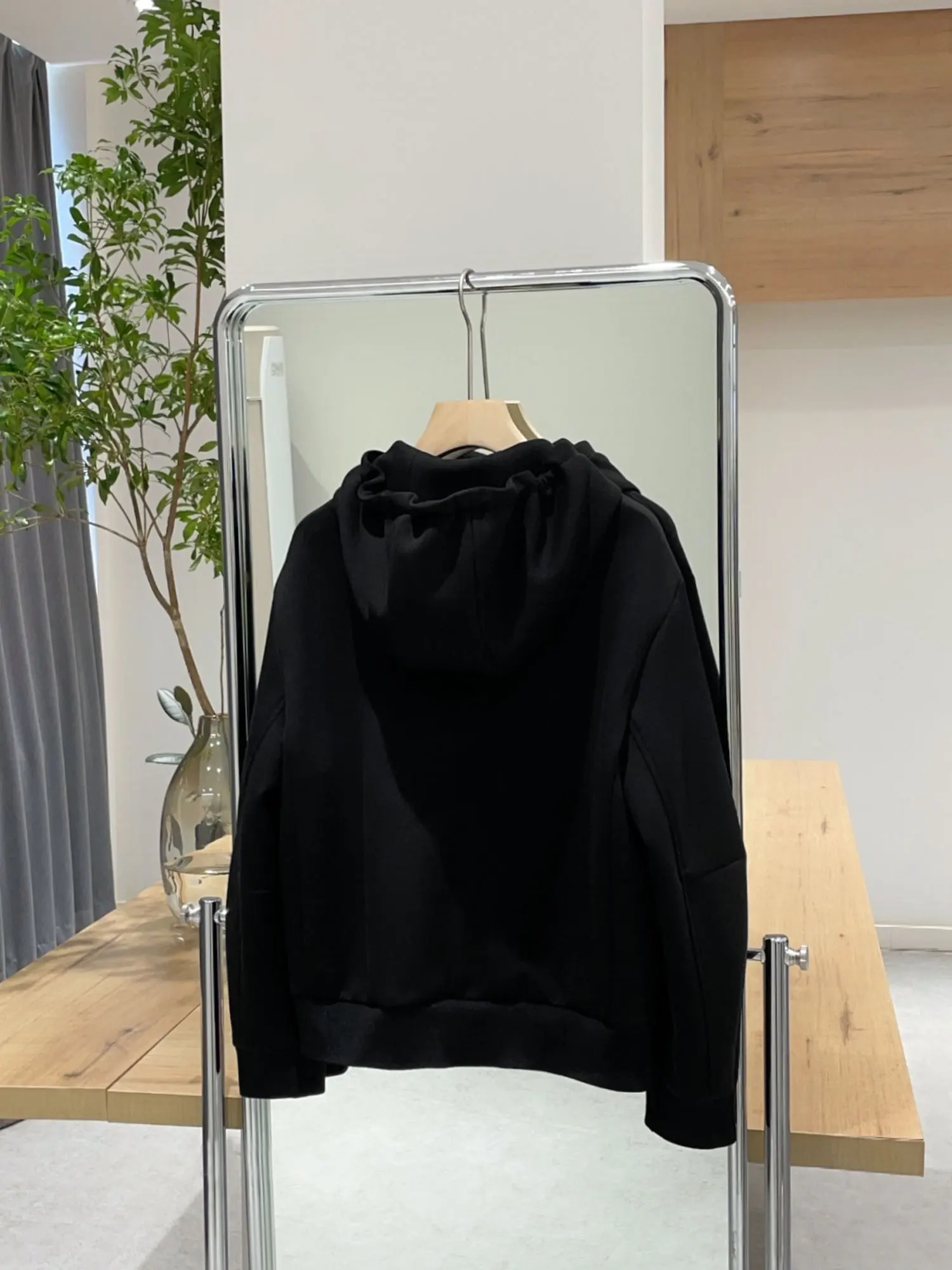 春のゴルフ場で「どうやって着こなすか？」——フード付きジャケットが解決する、通勤風の悩み