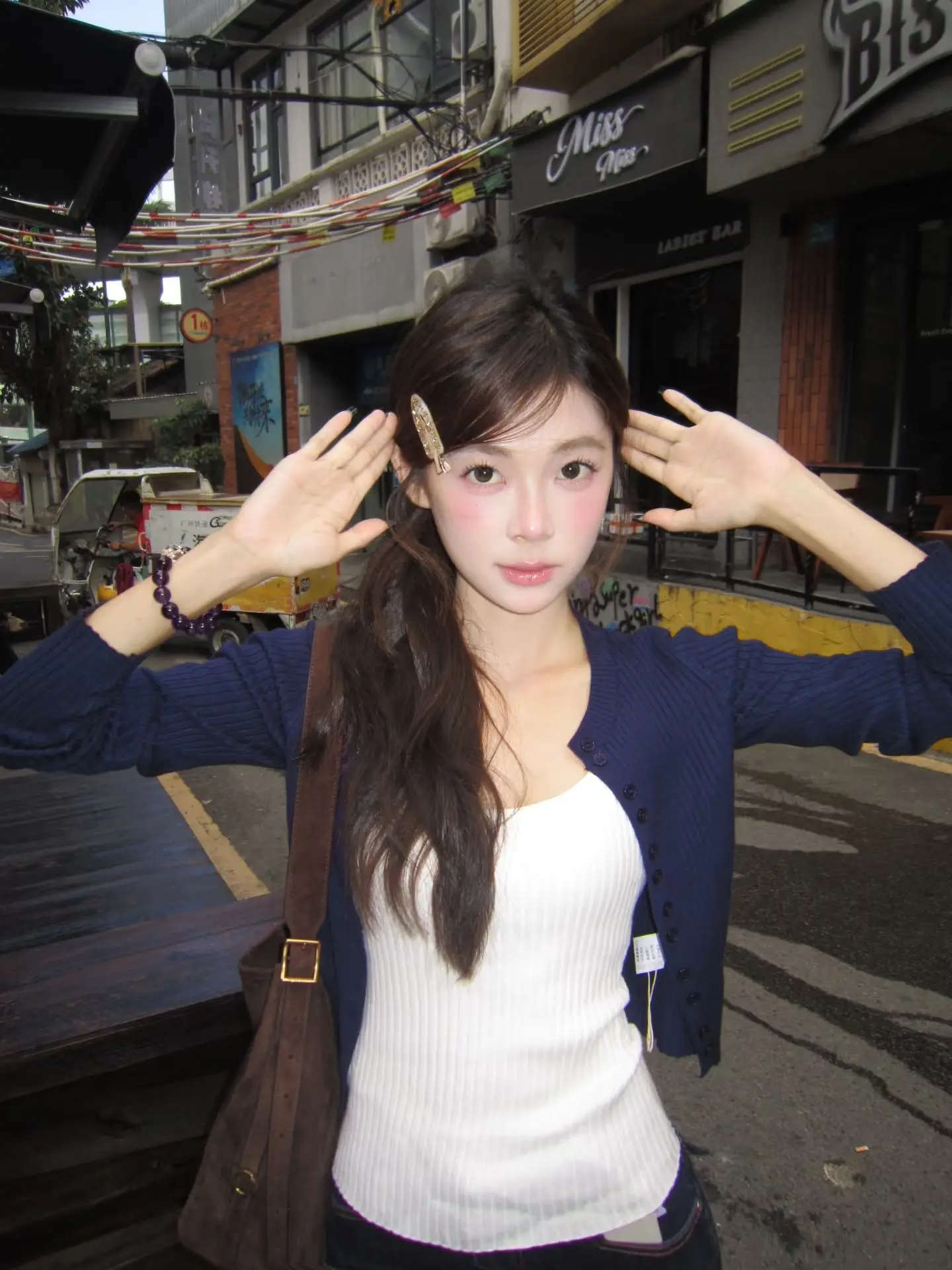 韓国系女子が愛する秋の1着は、深い青のニットカーディガンなのか？