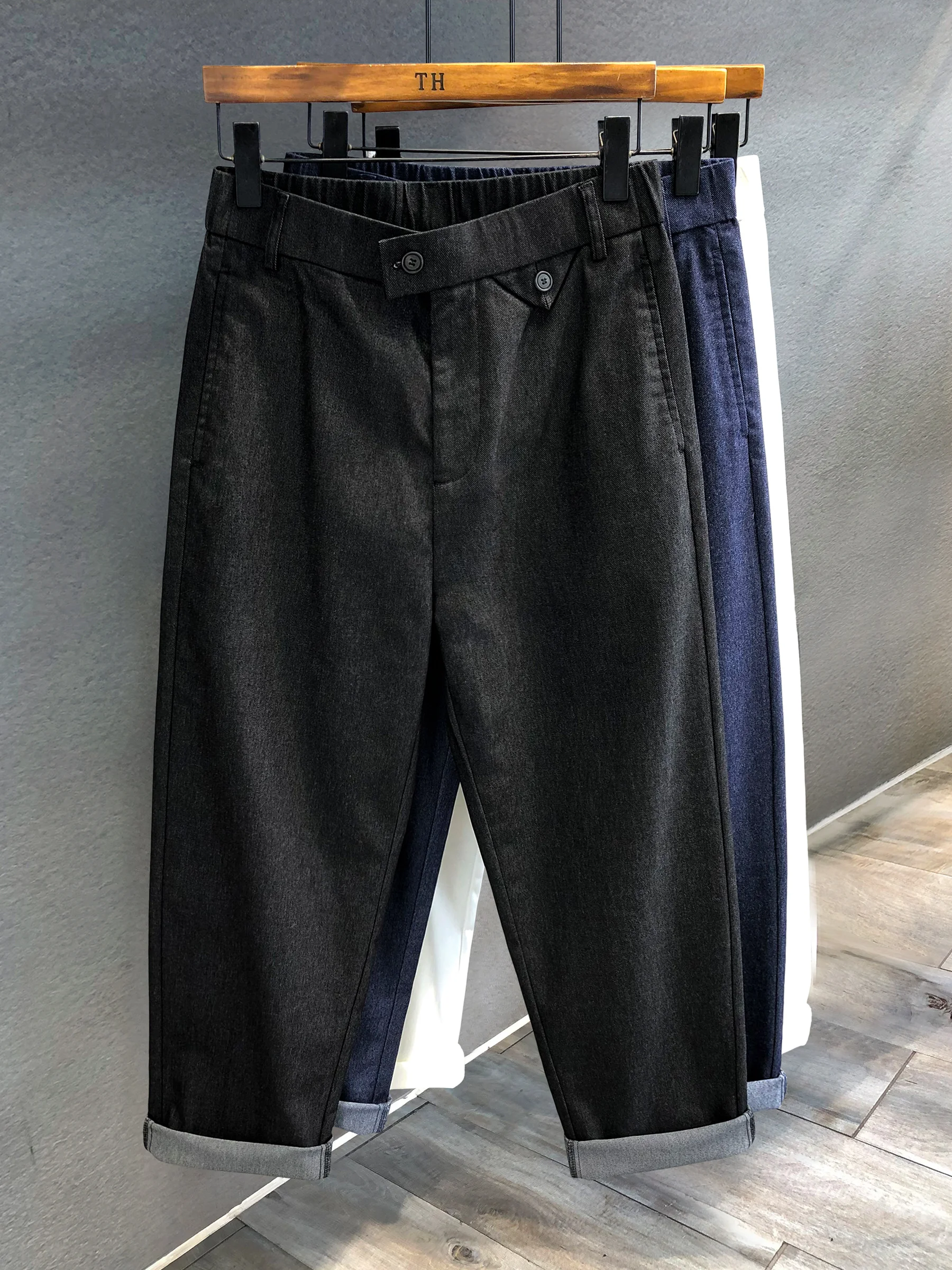 ビジネスカジュアルパンツ：テーパードストレートで秋から春にわたる日常着に最適なスタイル
