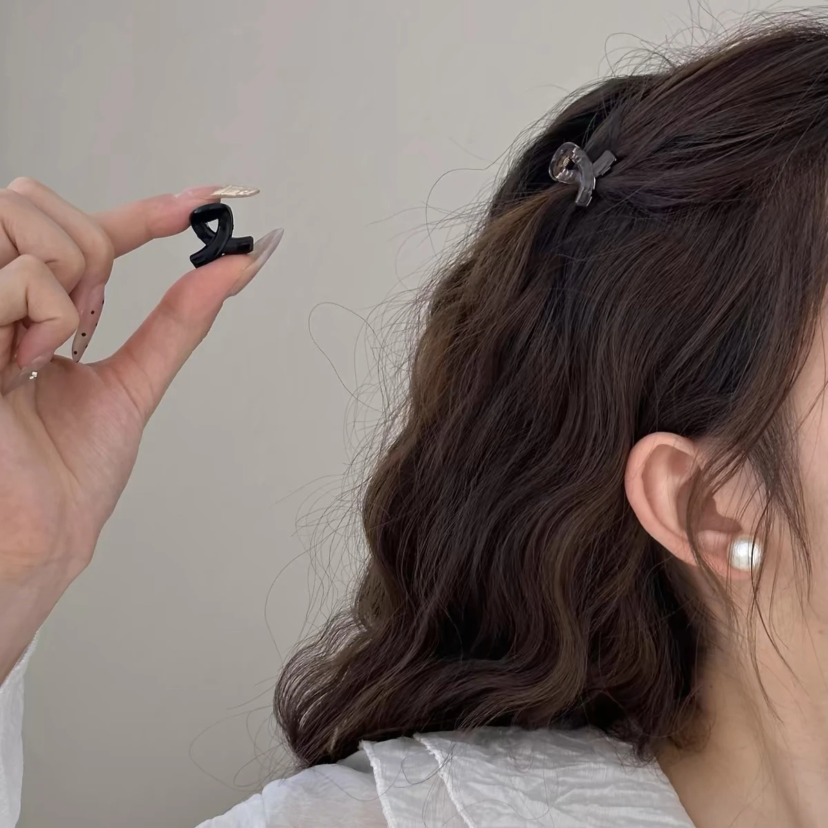 前髪斜めにしたいのに、どうやって固定するの？ミニヘアクリップが解決するリアルな悩み