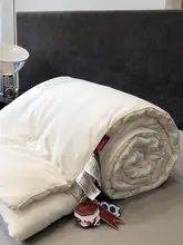 高級感溢れる5Aグレードの仮白鵞絨羽毛布団【冬用・立体刺繍デザイン】