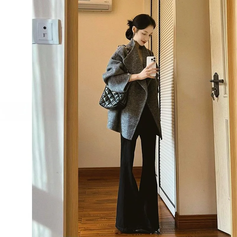 シルエットが綺麗なパンツ レディースはどう選ぶ？ハイウエストフレアパンツの本質と、実際の着こなしで見抜くべきポイント