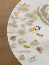 優しいミルクイエローの個性的なヘアアクセサリー【フリンジクリップ・サイドヘア用】
