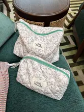 フラワープリントの大容量コスメポーチ【巾着型・ハンドバッグ・マルチ収納可】