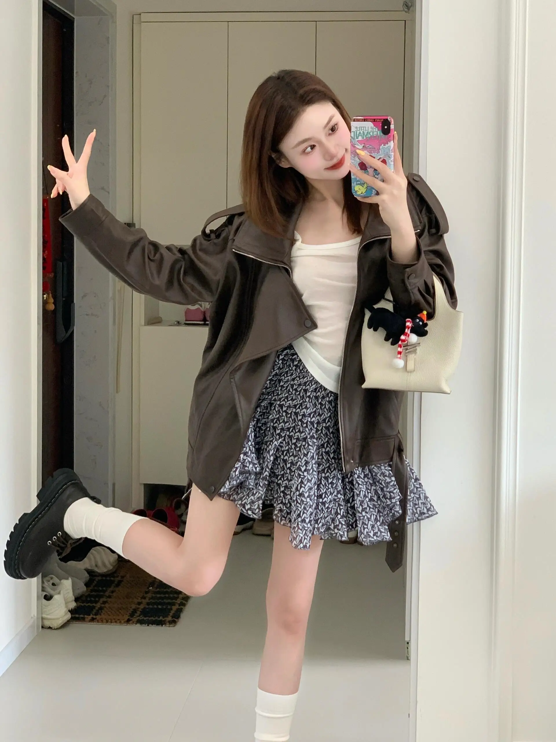 フラワープリントデザインのフレアスカート：Aラインで軽やかに着こなす女性のスタイルガイド