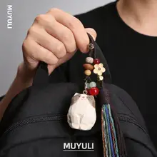 手作り木彫り猫のキーホルダー【桃の木製・梅花デザイン・車やバッグのアクセサリー】
