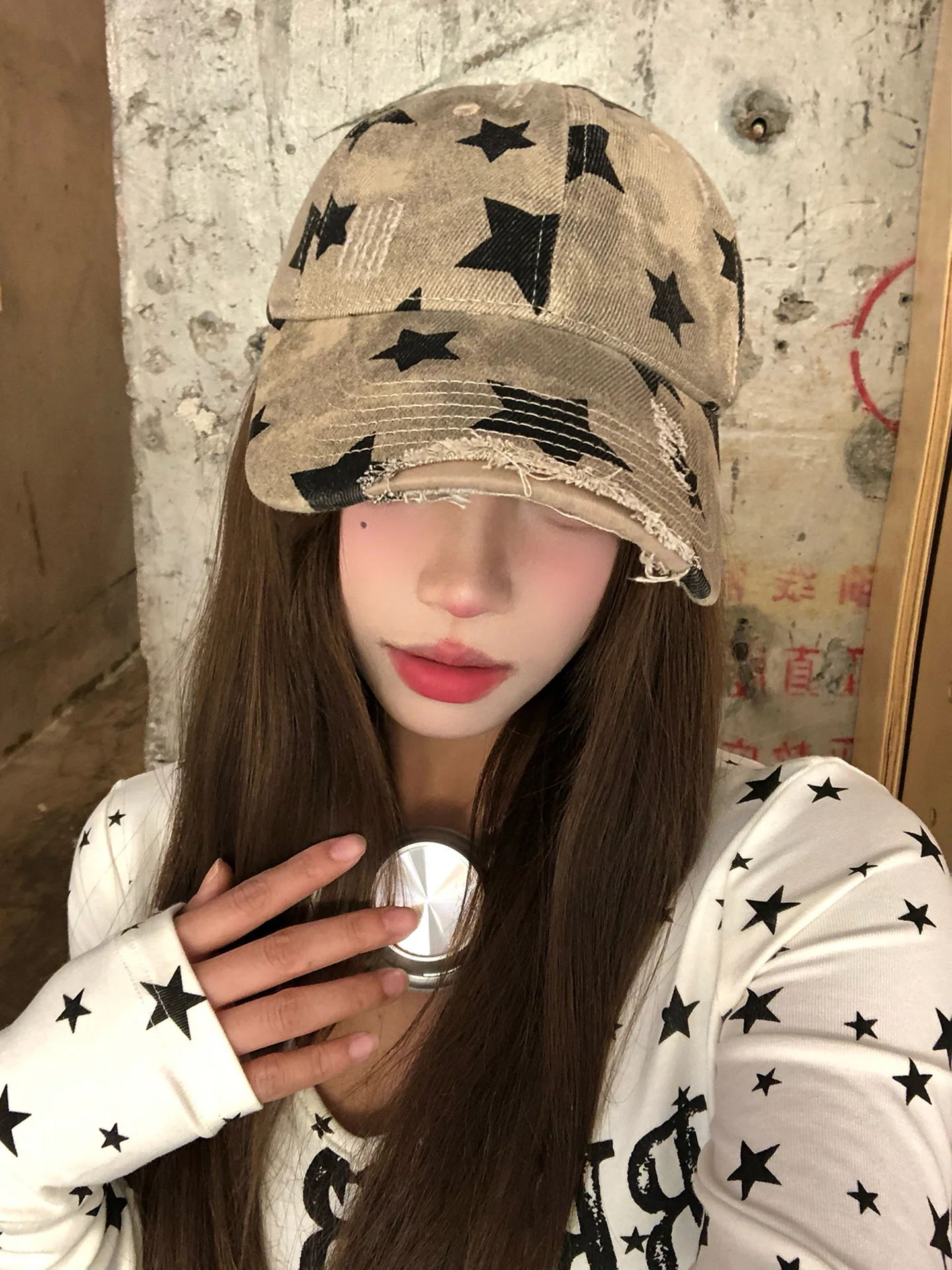 バケット帽子は本当にどんな場面で着用する の？星柄プリントが旬のアメリカンレトロスタイルを解き明かす