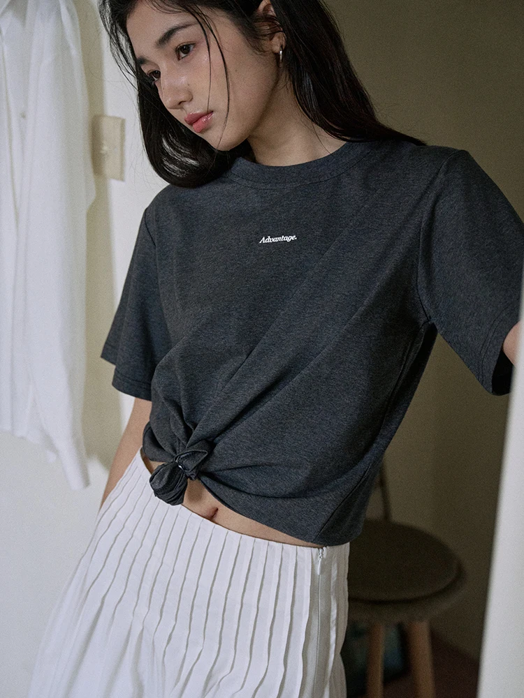 特別な刺繍入り肩出しTシャツ：夏用のリラックススタイルを実現
