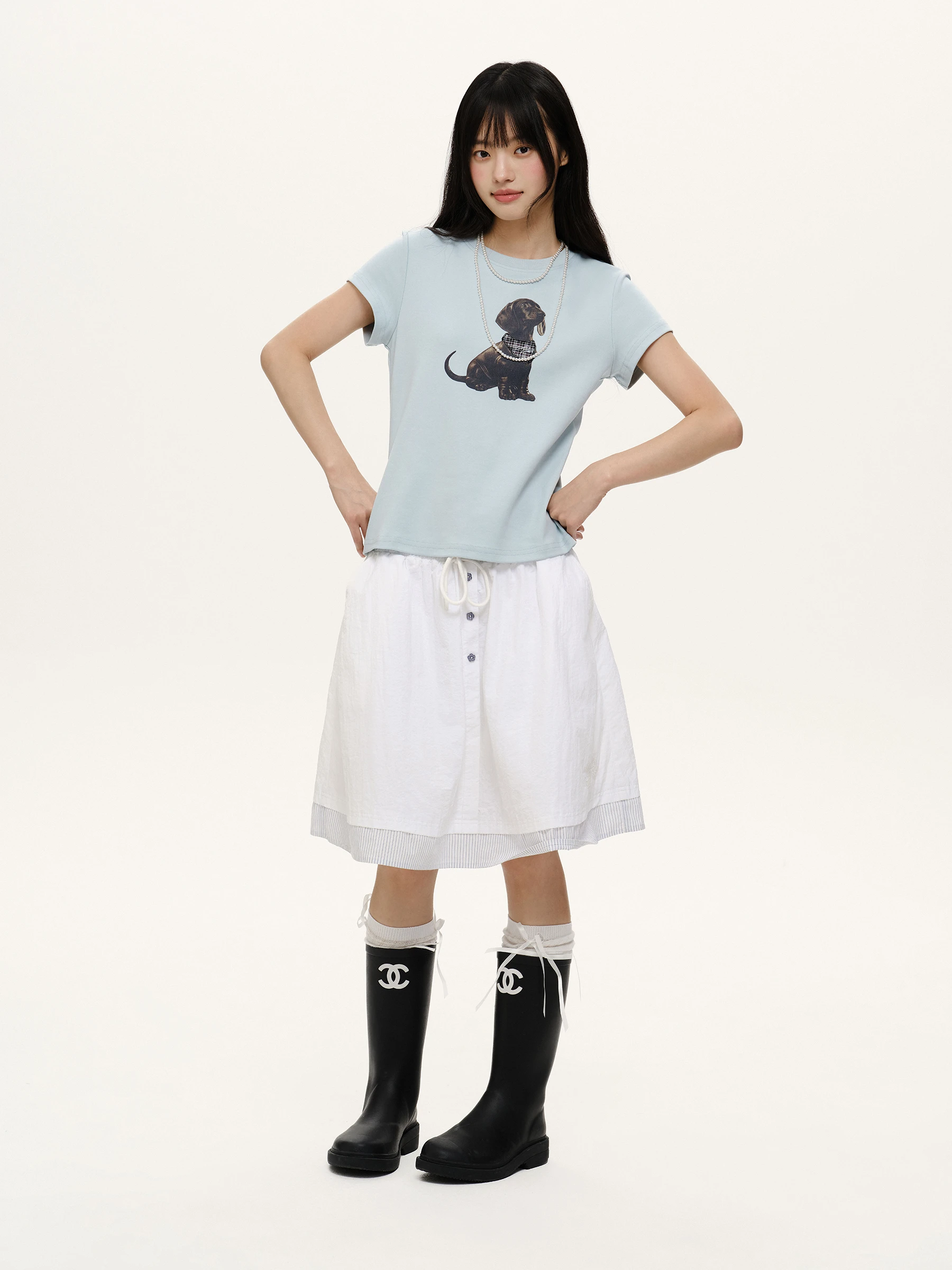 可愛い犬のアップリケ付きニットTシャツ：動物パターンとブランドロゴのデザイン特徴