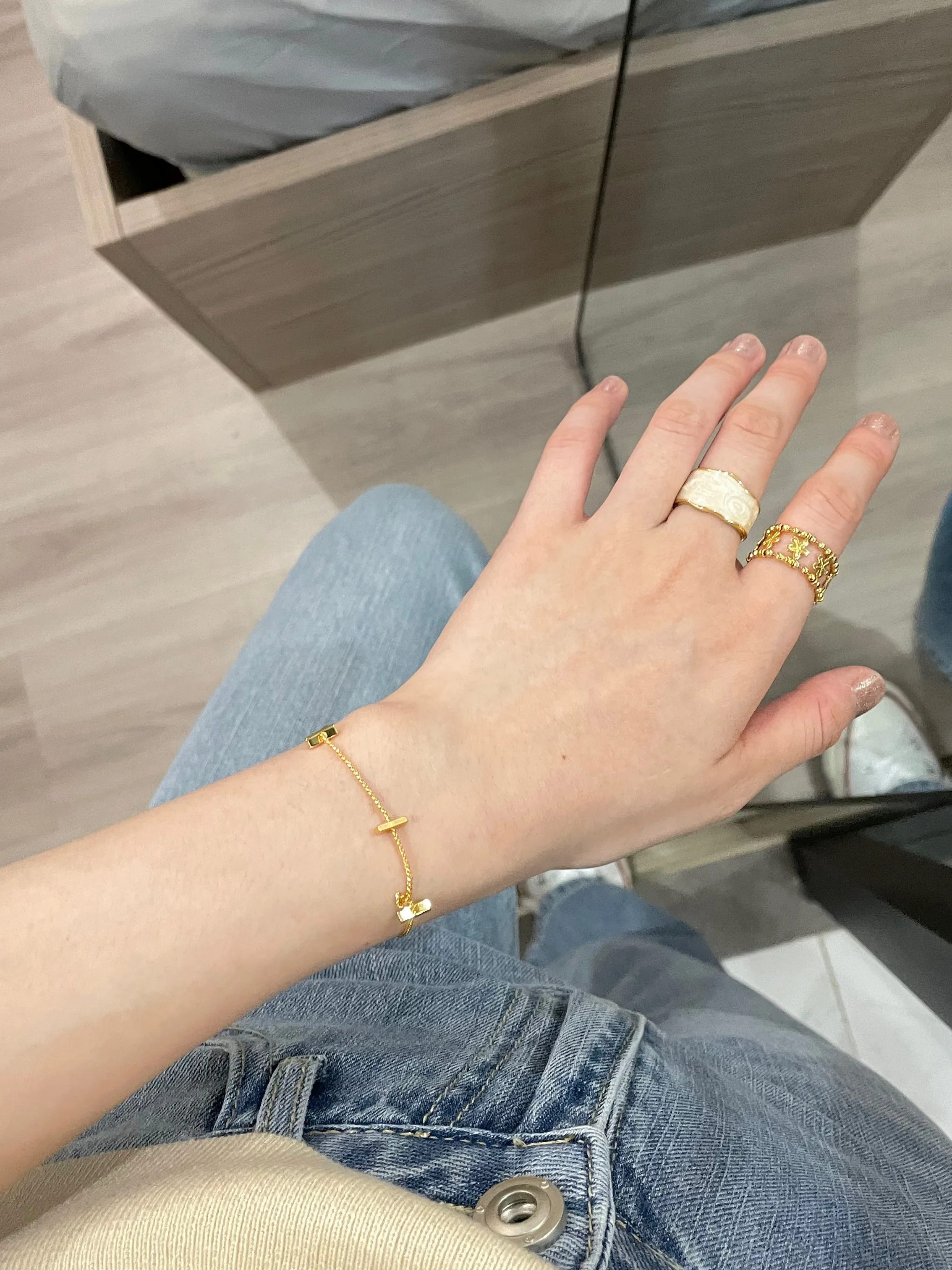 40代の女性にぴったりのブレスレットは、シンプルさと高級感のバランスが鍵！
