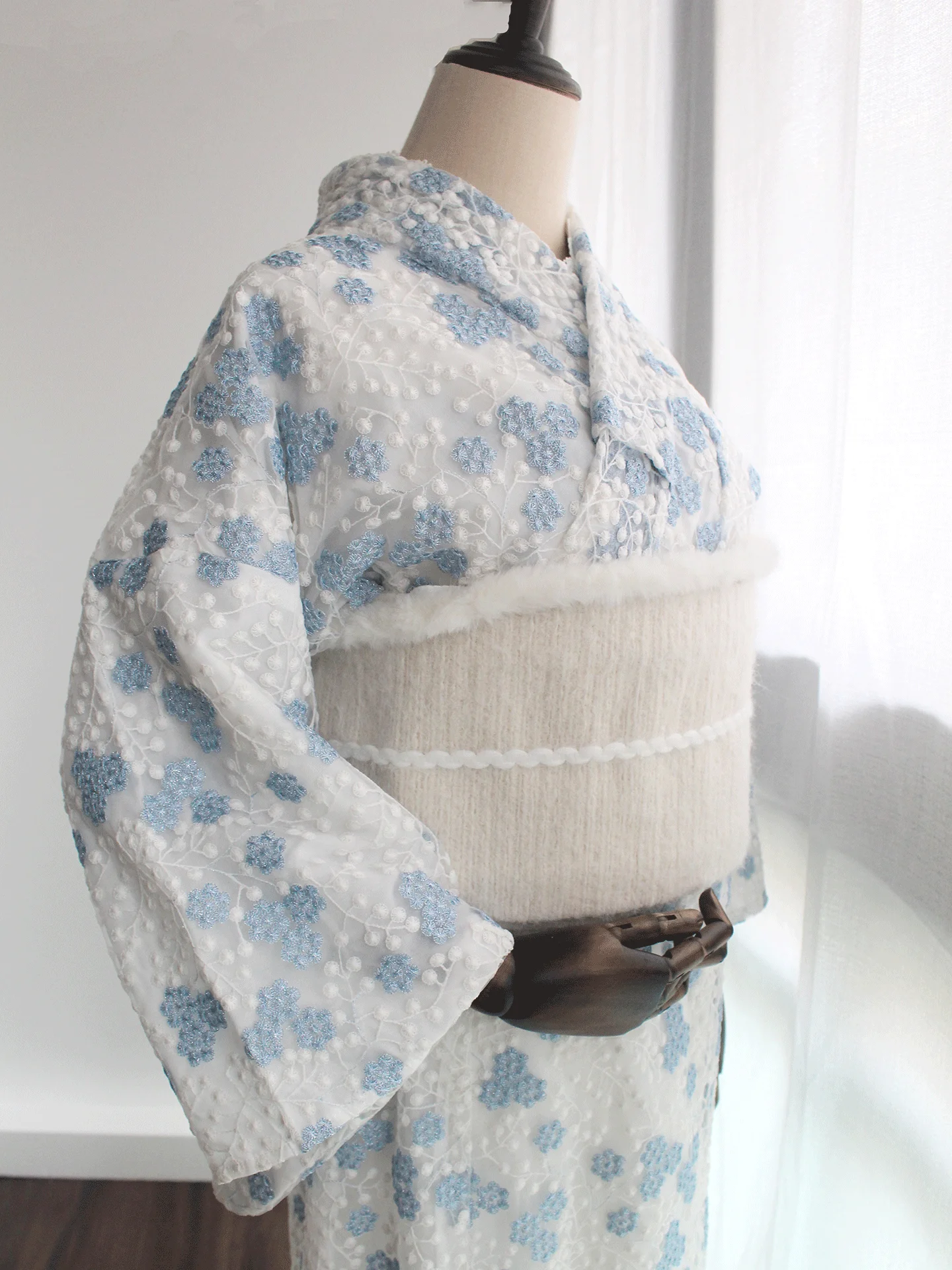 山鳥デザインの刺繍入り和服：ブルー・ホワイト・シルバーの二部式セットアップとは