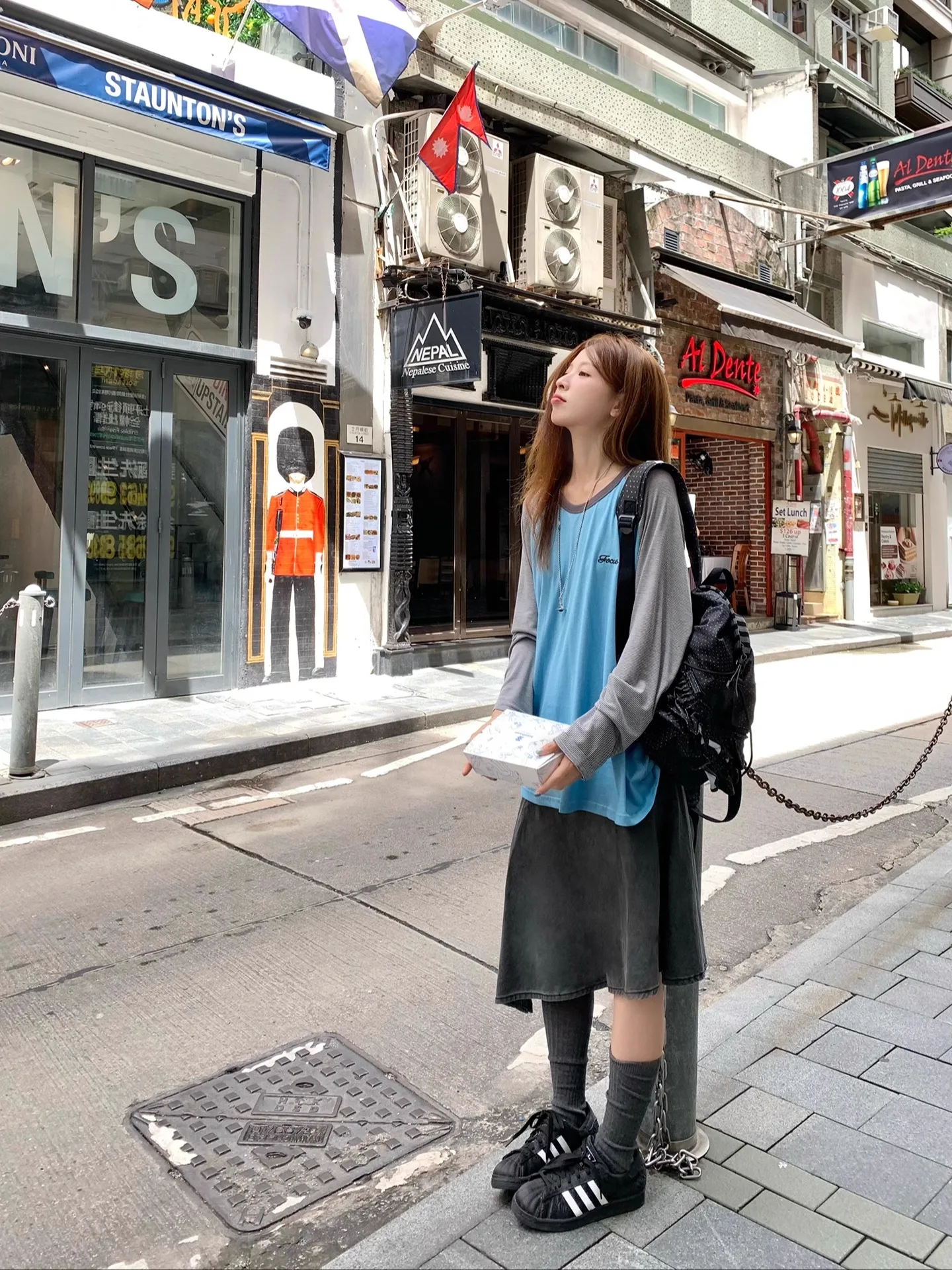 きれいめカジュアルで軽い雰囲気を出すコツは？長袖Tシャツの選び方と着こなしの秘密