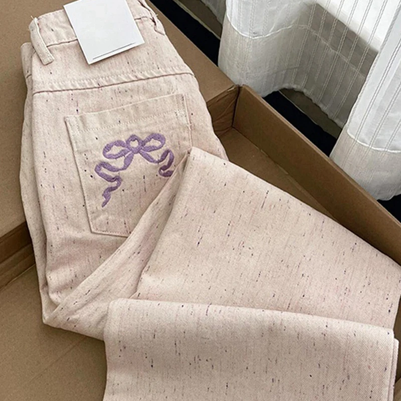 流行のピンク花柄刺繍デニムパンツ：レディース夏用のストレートシルエットが提供する実用性とデザインバランス