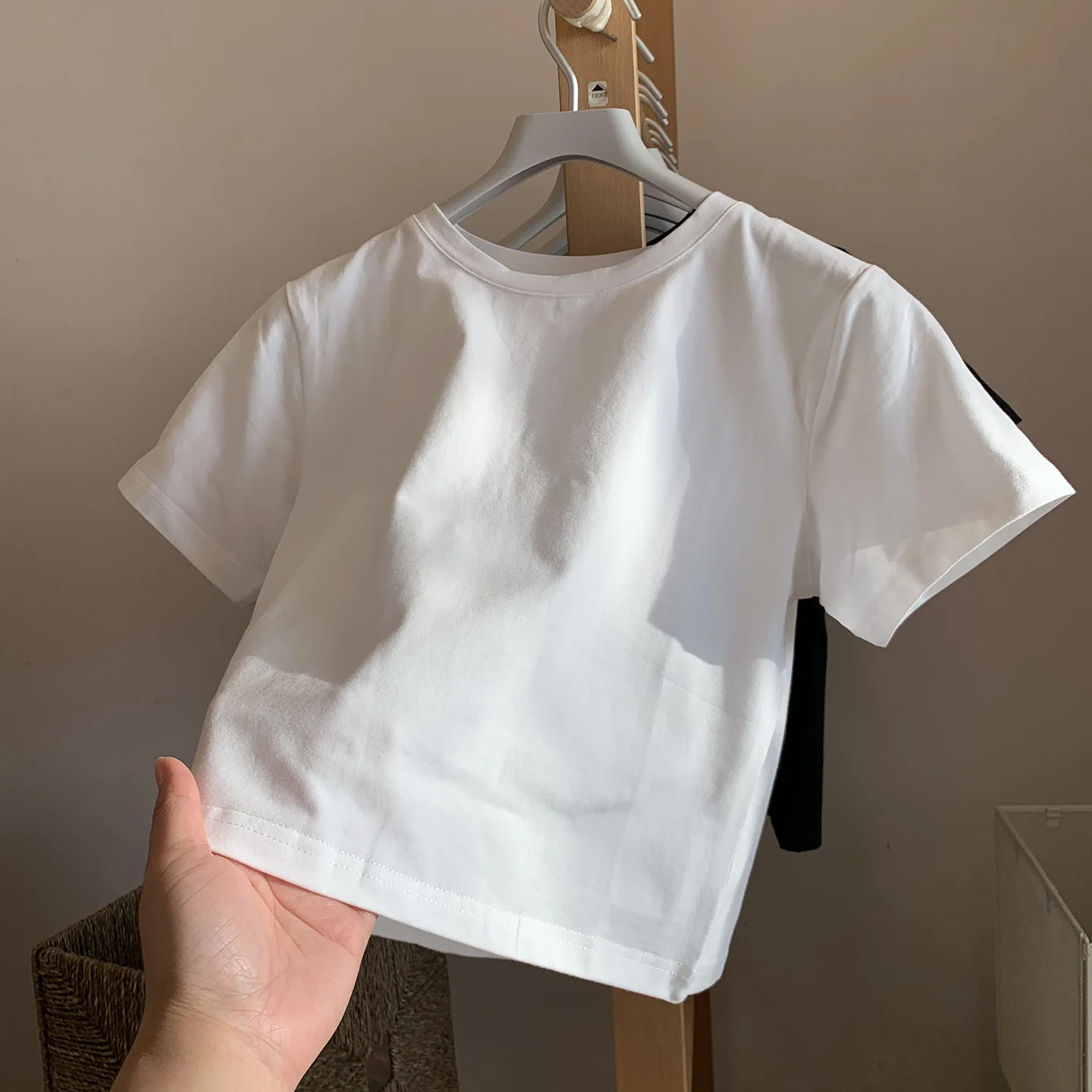 カットオフTシャツをどう選ぶ？韓風のハイウエストショートTが  夏の着こなしを変える理由