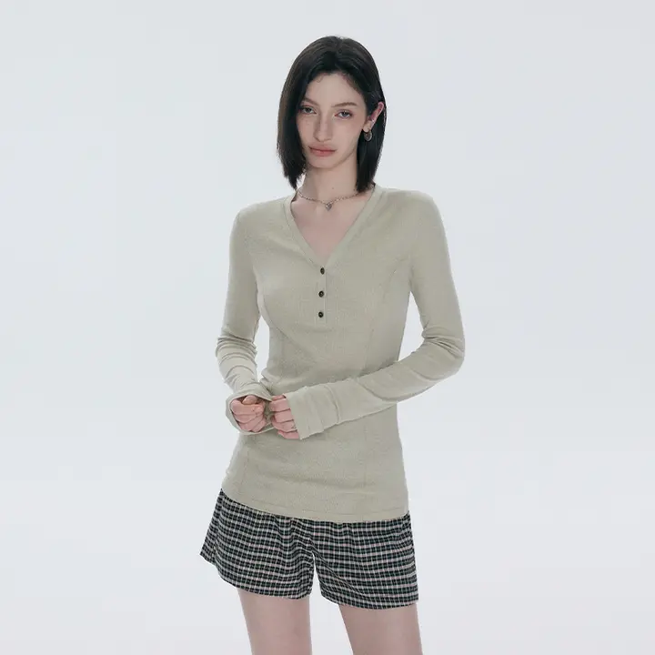 薄手リブニットVネック長袖Tシャツ【女性用・スリムフィット・ヘンリー衿】