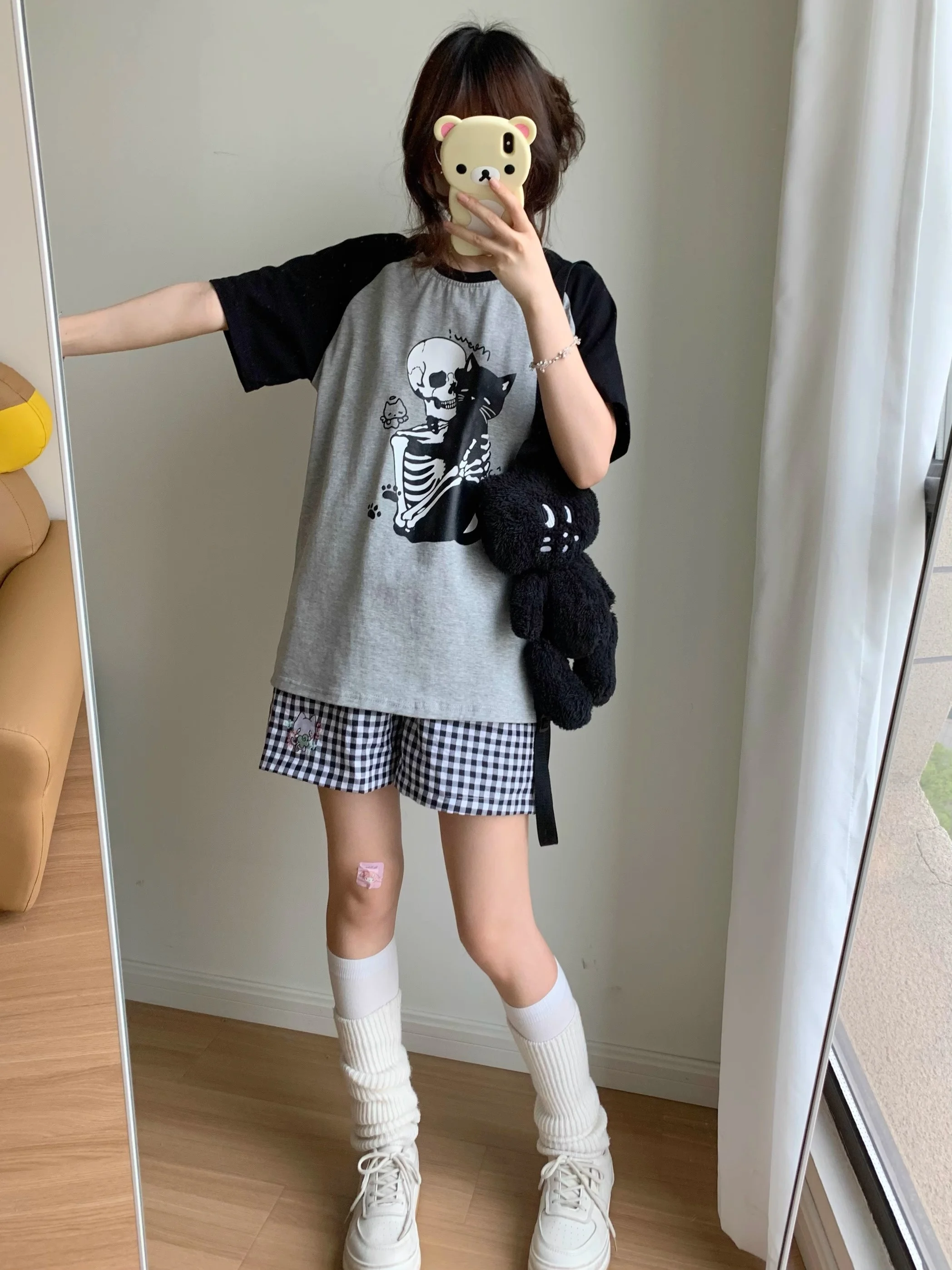 可愛い四葉クローバー刺繍のショートパンツ：パンツコーデに最適なカジュアルスタイル