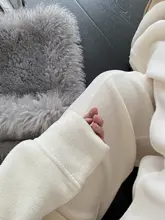 フード付きパーカとワイドレッグパンツのスタイル（セットアップ対応）