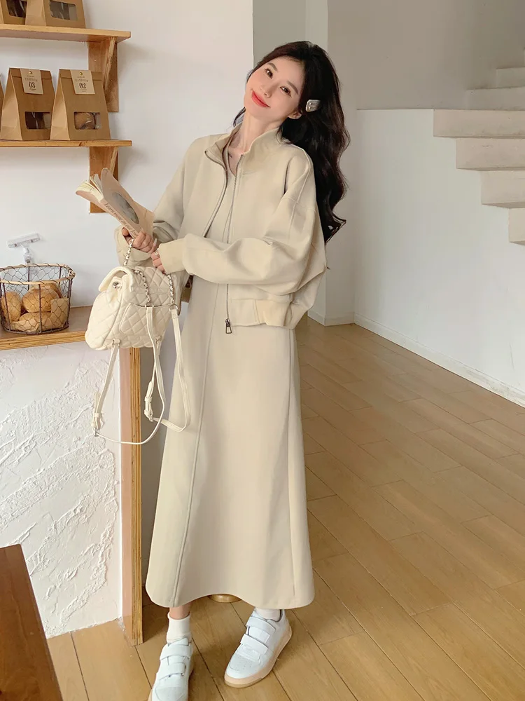 浅いカーキ色のスウェットワンピースは春の通勤スタイルに最適なオールインワン服か？